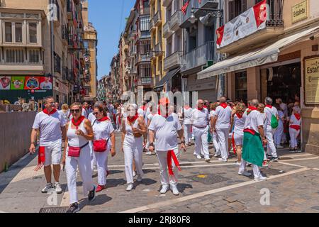 Pamplona, Spanien: 09. Juli 2023: Das San Fermin Festival wird in traditioneller weißer und roter kleidung mit roter Krawatte gefeiert, Pamplona, Navarra, Spanien. Stockfoto