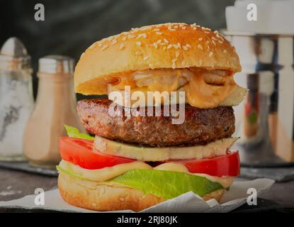Saftiger, gestapelter Hirschburger mit Stilton-Salat und Burger-Sauce. Stockfoto