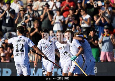 21. August 2023, Nordrhein-Westfalen, Mönchengladbach: Feldhockey, Männer: Europameisterschaft, Deutschland - Niederlande, Vorrunde, Gruppe B, Spieltag 2. Die deutschen Spieler feiern das Tor für 3:0. Foto: Federico Gambarini/dpa Stockfoto