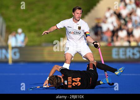 21. August 2023, Nordrhein-Westfalen, Mönchengladbach: Feldhockey, Männer: Europameisterschaft, Deutschland - Niederlande, Vorrunde, Gruppe B, Spieltag 2. Der deutsche Mats Grambusch (r) und Derck de Vilder aus den Niederlanden kämpfen um den Ball. Foto: Federico Gambarini/dpa Stockfoto