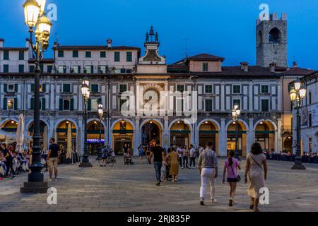 BRESCIA, ITALIEN - 14. August 2023: Historisches Zentrum von brescia im Sommer mit Spaziergängen und Essen im Restaurant Stockfoto