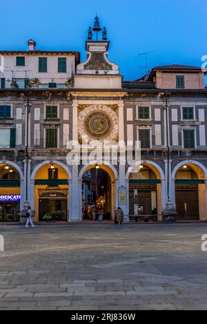 BRESCIA, ITALIEN - 14. August 2023: Historisches Zentrum von brescia im Sommer mit Spaziergängen und Essen im Restaurant Stockfoto