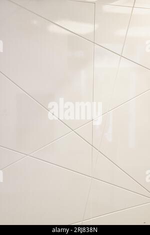 Weiße Hintergrundelemente makellose Wand mit geometrischen Linien und glänzender Oberfläche Stockfoto
