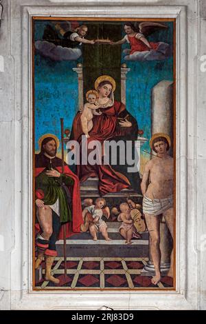 Italien Veneto Mel Kirche Santa Maria Annunziata (18. Jahrhundert) - Giovanni da Melo - Madonna in trono Col Bambino tra i santi Rocco e Sebastiano Stockfoto