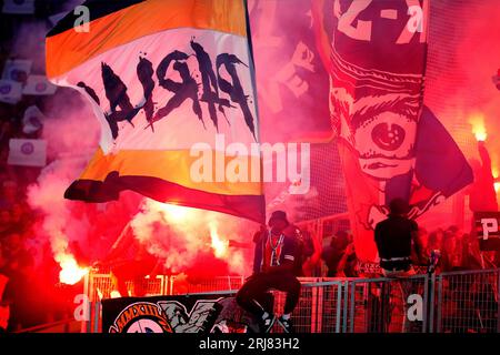 Girona, Spanien. August 2023. Paris Saint-Germain-Ultras während des La Liga EA Sports-Spiels zwischen Girona FC und Getafe CF spielten am 20. August 2023 im Montilivi-Stadion in Girona, Spanien. (Foto: Bagu Blanco/PRESSINPHOTO) Credit: PRESSINPHOTO SPORTS AGENCY/Alamy Live News Stockfoto