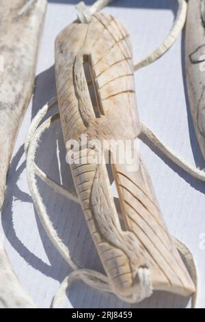 Grönland, Nordwestgrönland, Baffin Bay Area. Traditionelle handgeschnitzte Sonnenbrille und Narwal aus Rentiergeweih. Stockfoto