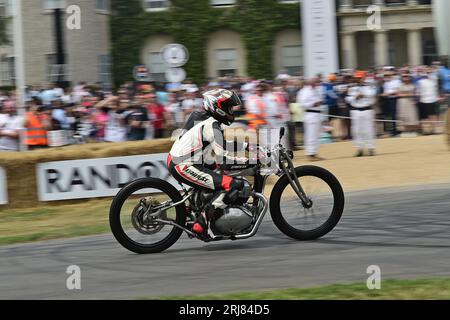 Royal Enfield Sosa Metal Works, Kamala, Rennräder, eine Auswahl an Motorrädern mit traditionellen benzinbetriebenen Superbikes bis hin zu den neuesten Innovationen Stockfoto