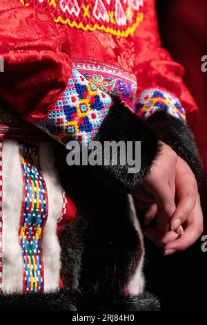 Grönland, Nordwestgrönland, Baffin Bay. Traditionelle grönländische Frauenkleidung mit Sealskin-Hose und handperlenbesetztem Oberteil. Stockfoto