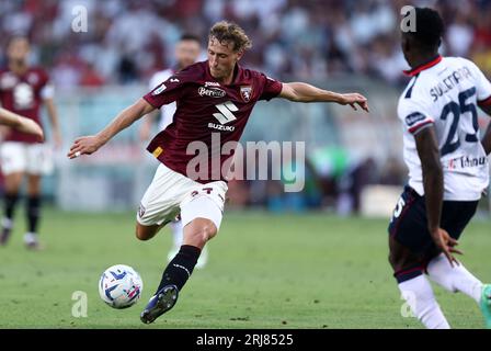 Turin, Italien. August 2023. Mergim Vojvoda vom FC Turin kontrolliert den Ball während des Spiels der Serie A zwischen dem FC Turin und Cagliari Calcio im Stadio Olimpico am 21. August 2023 in Turin, Italien. Dank: Marco Canoniero/Alamy Live News Stockfoto