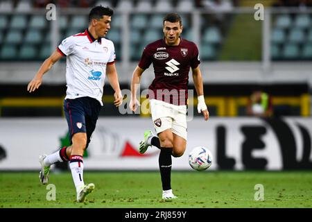 Turin, Italien. August 2023. Eldor Shomurodov von Cagliari Calcio tritt mit Alessandro Buongiorno vom FC Turin während des Fußballspiels der Serie A zwischen dem FC Turin und Cagliari Calcio um den Ball an. Quelle: Nicolò Campo/Alamy Live News Stockfoto