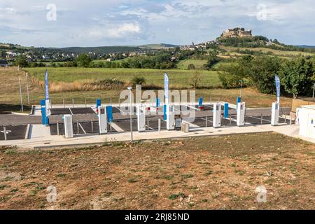 Eine EV-Ladestation an einer französischen Tankstelle auf der Autobahn Peage. Stockfoto