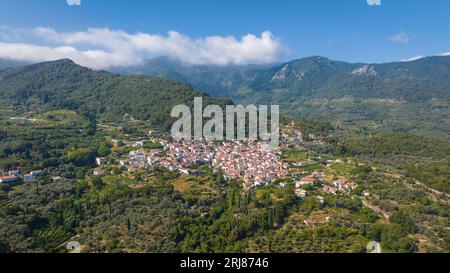 Luftbild des Dorfes Vourliotes auf Samos, Griechenland Stockfoto