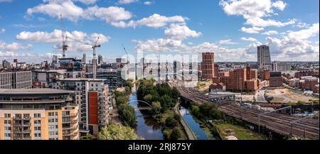 LEEDS, GROSSBRITANNIEN – 15. AUGUST 2023. Ein Panoramablick auf die Skyline von Leeds mit Bahnhof und Granary Wharf-Viertel der Stadt Yorkshire Stockfoto