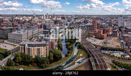 LEEDS, GROSSBRITANNIEN – 15. AUGUST 2023. Ein Panoramablick auf die Skyline von Leeds mit Bahnhof und Granary Wharf-Viertel der Stadt Yorkshire Stockfoto