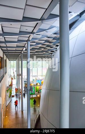 Menschen, die neben dem Planetarium gehen, sehen in der Academy of Sciences aus dem zweiten Stock Stockfoto