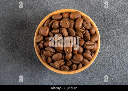 Eine Schüssel voller gerösteter Kaffeebohnen, Blick von oben Stockfoto