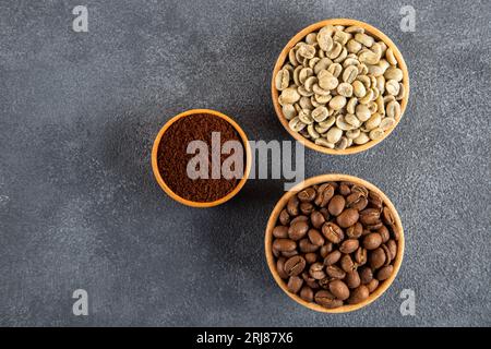 Gemahlener Kaffee mit Kaffeebohnen, Blick von oben Stockfoto