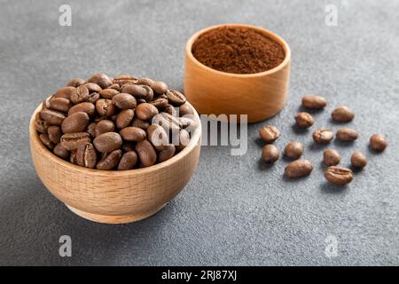 Kaffeebohnen mit einer Schüssel gemahlenem Kaffee Stockfoto