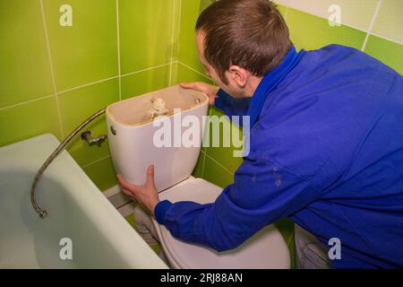 Sanitärarbeiten in der Toilette, Reparatur des Toilettentanks Stockfoto