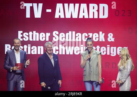Hamburg, Deutschland. August 2023. Bastian Schweinsteiger (2. V. l.), ehemaliger Fußballnationalspieler, und Esther Sedlaczek, TV-Moderator, bei der Verleihung des „Sport Bild Award 2023“ in der Kategorie „TV Award“ in den Fischauktionshallen. Neben ihnen auf der Bühne TV-Moderatorin Andrea Kaiser (r) und Matthias Brügelmann (l), Chefredakteur SPORT der Bild Group. Quelle: Christian Charisius/dpa/Alamy Live News Stockfoto
