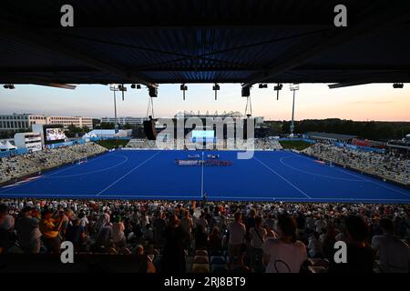 21. August 2023, Nordrhein-Westfalen, Mönchengladbach: Feldhockey, Männer: Europameisterschaft, Deutschland - Niederlande, Vorrunde, Gruppe A, 2. Spieltag. Die Teams von Belgien und Spanien vor dem Spiel im Hockeypark. Foto: Federico Gambarini/dpa Stockfoto