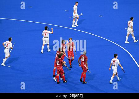 21. August 2023, Nordrhein-Westfalen, Mönchengladbach: Feldhockey, Männer: Europameisterschaft, Deutschland - Niederlande, Vorrunde, Gruppe A, Spieltag 2. Die belgischen Spieler feiern die 1:0-Runde. Foto: Federico Gambarini/dpa Stockfoto