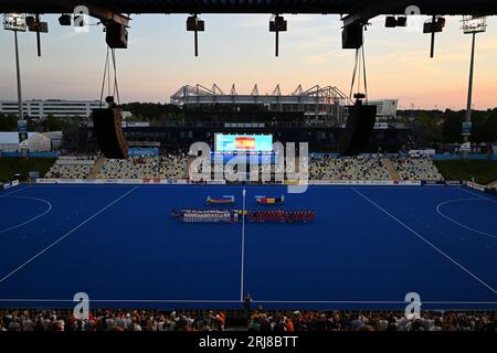 21. August 2023, Nordrhein-Westfalen, Mönchengladbach: Feldhockey, Männer: Europameisterschaft, Deutschland - Niederlande, Vorrunde, Gruppe A, 2. Spieltag. Die Teams von Belgien und Spanien vor dem Spiel im Hockeypark. Foto: Federico Gambarini/dpa Stockfoto