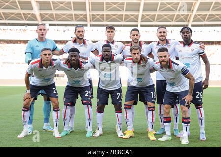 Turin, Italien. August 2023. Die Cagliari Calcio, die elf Starts für ein Teamfoto vor dem Start in die hintere Reihe ( L bis R ); Boris Radunovic, Alberto Dossena, Adam Obert, Edoardo Goldaniga, Paolo Azzi und Antoine Makoumbou, erste Reihe ( L bis R ); Gabriele Zappa, Antoine Makoumbou, Zito Luvumbo, Gaetano Oristanio und Nahitan Nandez, im Spiel der Serie A im Stadio Grande Torino, Turin. Auf dem Bild sollte stehen: Jonathan Moscrop/Sportimage Credit: Sportimage Ltd/Alamy Live News Stockfoto