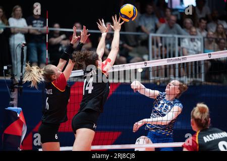 Düsseldorf, Deutschland. August 2023. Volleyball, Frauen: Europameisterschaft, Deutschland - Schweden, Vorrunde, Gruppe C, Spieltag 5. Antonia Stautz (l-r) und Marie Schölzel versuchen, einen Ball von Isabelle Haak aus Schweden zu blockieren. Quelle: Marius Becker/dpa/Alamy Live News Stockfoto