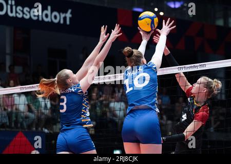 Düsseldorf, Deutschland. August 2023. Volleyball, Frauen: Europameisterschaft, Deutschland - Schweden, Vorrunde, Gruppe C, Spieltag 5. Linda Andersson (l-r) und Isabelle Haak versuchen, einen Ball von Lina Alsmeier zu blockieren. Quelle: Marius Becker/dpa/Alamy Live News Stockfoto