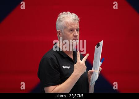 Düsseldorf, Deutschland. August 2023. Volleyball, Frauen: Europameisterschaft, Deutschland - Schweden, Vorrunde, Gruppe C, Spieltag 5. Deutschlands Coach Vital Heynen gestikuliert am Rande. Quelle: Marius Becker/dpa/Alamy Live News Stockfoto