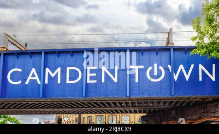 Camden Town Welcome Bridge, berühmtes Viertel mit Geschäften für alternative Kultur Stockfoto