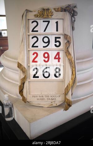 Hymnennummern in St. Pauls Church Deptford South London England Stockfoto