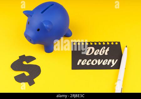 Geschäftskonzept. Auf gelbem Hintergrund befindet sich eine Schweinebank, daneben ein Dollarsymbol und ein Blatt aus einem Notizblock mit der Aufschrift - Debt Re Stockfoto
