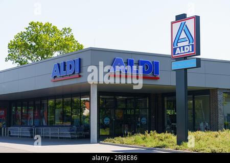 Waltershausen, Deutschland - 11. Juni 2023: Blick auf einen ALDI-Supermarkt in einer deutschen Stadt. Stockfoto