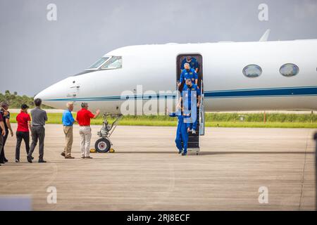 USA. August 2023. Die Mitglieder der NASA-Mission SpaceX Crew-7 (Roscosmos-Kosmonaut Konstantin Borisov, links, Astronaut der Europäischen Weltraumorganisation Andreas Mogensen, zweiter von links, NASA-Astronaut Jasmin Moghbeli, zweiter von rechts, Satoshi Furukawa, der Astronaut der Japan Aerospace Exploration Agency, spricht mit den Medien und posiert für Fotos in der Launch and Landing Facility am Kennedy Space Center der NASA in Florida am 20. August 2023. der Start ist für den 25. August geplant. (Foto: Alex G. Perez/SIPA USA) Credit: SIPA USA/Alamy Live News Stockfoto