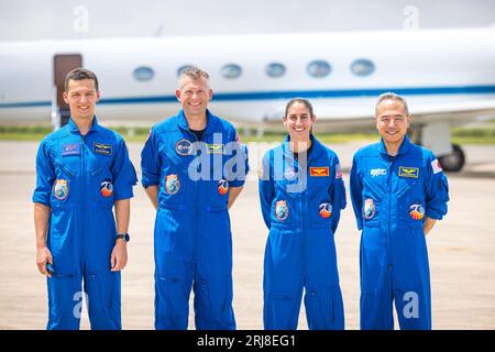 USA. August 2023. Die Mitglieder der NASA-Mission SpaceX Crew-7 (Roscosmos-Kosmonaut Konstantin Borisov, links, Astronaut der Europäischen Weltraumorganisation Andreas Mogensen, zweiter von links, NASA-Astronaut Jasmin Moghbeli, zweiter von rechts, Satoshi Furukawa, der Astronaut der Japan Aerospace Exploration Agency, spricht mit den Medien und posiert für Fotos in der Launch and Landing Facility am Kennedy Space Center der NASA in Florida am 20. August 2023. der Start ist für den 25. August geplant. (Foto: Alex G. Perez/SIPA USA) Credit: SIPA USA/Alamy Live News Stockfoto