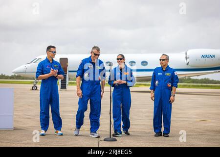 USA. August 2023. Die Mitglieder der NASA-Mission SpaceX Crew-7 (Roscosmos-Kosmonaut Konstantin Borisov, links, Astronaut der Europäischen Weltraumorganisation Andreas Mogensen, zweiter von links, NASA-Astronaut Jasmin Moghbeli, zweiter von rechts, Satoshi Furukawa, der Astronaut der Japan Aerospace Exploration Agency, spricht mit den Medien und posiert für Fotos in der Launch and Landing Facility am Kennedy Space Center der NASA in Florida am 20. August 2023. der Start ist für den 25. August geplant. (Foto: Alex G. Perez/SIPA USA) Credit: SIPA USA/Alamy Live News Stockfoto