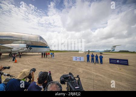 USA. August 2023. Die Mitglieder der NASA-Mission SpaceX Crew-7 (Roscosmos-Kosmonaut Konstantin Borisov, links, Astronaut der Europäischen Weltraumorganisation Andreas Mogensen, zweiter von links, NASA-Astronaut Jasmin Moghbeli, zweiter von rechts, Satoshi Furukawa, der Astronaut der Japan Aerospace Exploration Agency, spricht mit den Medien und posiert für Fotos in der Launch and Landing Facility am Kennedy Space Center der NASA in Florida am 20. August 2023. der Start ist für den 25. August geplant. (Foto: Alex G. Perez/SIPA USA) Credit: SIPA USA/Alamy Live News Stockfoto