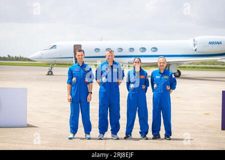 USA. August 2023. Die Mitglieder der NASA-Mission SpaceX Crew-7 (Roscosmos-Kosmonaut Konstantin Borisov, links, Astronaut der Europäischen Weltraumorganisation Andreas Mogensen, zweiter von links, NASA-Astronaut Jasmin Moghbeli, zweiter von rechts, Satoshi Furukawa, der Astronaut der Japan Aerospace Exploration Agency, spricht mit den Medien und posiert für Fotos in der Launch and Landing Facility am Kennedy Space Center der NASA in Florida am 20. August 2023. der Start ist für den 25. August geplant. (Foto: Alex G. Perez/SIPA USA) Credit: SIPA USA/Alamy Live News Stockfoto