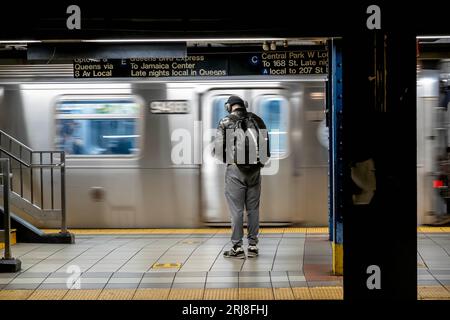 New York, New York, USA. Januar 2023. 16. Januar 2023 - New York, NY, USA: Passagiere warten während der Hauptverkehrszeit auf ihren Zug in der New Yorker U-Bahn (Credit Image: © Walter G Arce SR Grindstone Medi/ASP) NUR REDAKTIONELLE NUTZUNG! Nicht für kommerzielle ZWECKE! Stockfoto