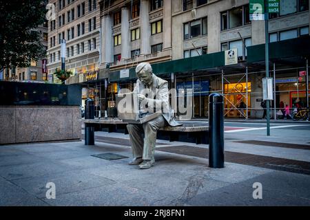 New York, New York, USA. Januar 2023. 16. Januar 2023 - New York, NY: Double Check ist eine Skulptur von John Seward Johnson II aus dem Jahr 1982, die sich gegenüber dem Zuccotti Park an der Ecke Liberty Street und Broadway in Manhattan befindet. (Bild: © Walter G Arce SR Grindstone Medi/ASP) NUR REDAKTIONELLE VERWENDUNG! Nicht für kommerzielle ZWECKE! Stockfoto