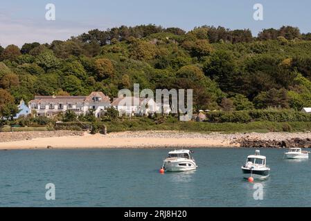 Herm, Guernsey, Kanalinseln. 11. Juni 2023. White House Hotel am Meer ein wunderschönes Urlaubsziel mit Blick auf das Meer. Herm. Stockfoto