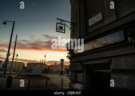 Gusseisernes Café-Schild entlang der Donau in Budapest, Ungarn. Stockfoto