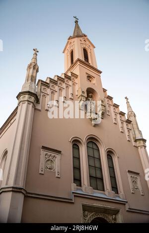 Barocke Fassade der Chiesa dei Cappuccini di Budapest oder der St. Elisabeth Pfarrkirche mit einem Drehgiebel in Ungarn. Stockfoto