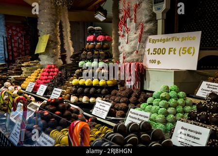 Macarons werden aus Mandelmehl hergestellt und sind eine Spezial-Konditorei, die in Budapest, Ungarn, verkauft wird. Stockfoto