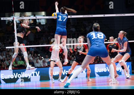 Düsseldorf, Deutschland. August 2023. Volleyball, Frauen, Europameisterschaft, Vorrunde, Gruppe C, Spieltag 5, Deutschland - Schweden: die Schweden Anna Haak (2. von links) blockiert einen Ball von der deutschen Camilla Weitzel. Quelle: Marius Becker/dpa/Alamy Live News Stockfoto