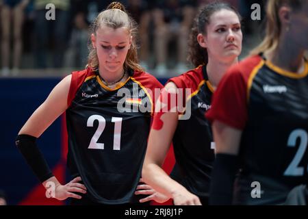 Düsseldorf, Deutschland. August 2023. Volleyball, Frauen, Europameisterschaft, Vorrunde, Gruppe C, Spieltag 5, Deutschland - Schweden: die deutsche Camilla Weitzel reagiert nach dem Spiel. Quelle: Marius Becker/dpa/Alamy Live News Stockfoto