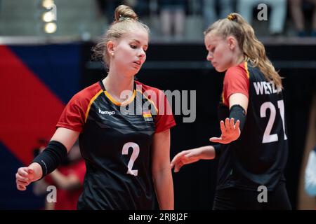 Düsseldorf, Deutschland. August 2023. Volleyball, Frauen, Europameisterschaft, Vorrunde, Gruppe C, Spieltag 5, Deutschland - Schweden: Pia Kästner (l) und Camilla Weitzel reagieren während des Spiels. Quelle: Marius Becker/dpa/Alamy Live News Stockfoto