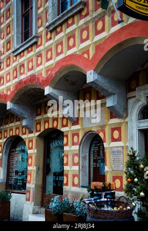 Historisches denkmalgeschütztes Gebäude auf dem Schlosshügel in Budapest, Ungarn. Stockfoto